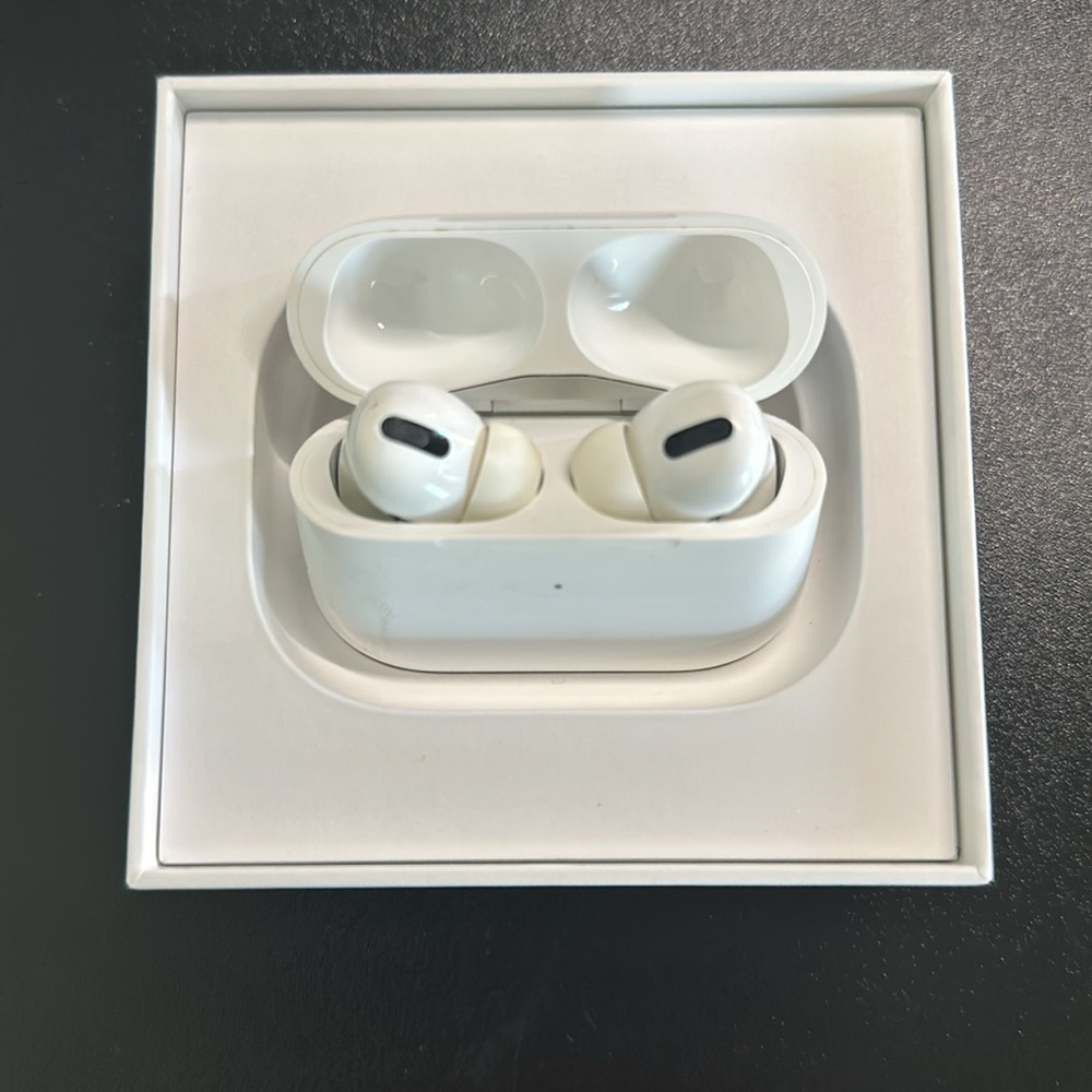 Apple AirPods Pro - Wireless Charging Case - Picture 5 of 7